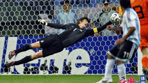 橙衣军团逆转桑巴：2010世界杯荷兰2-1巴西经典复盘