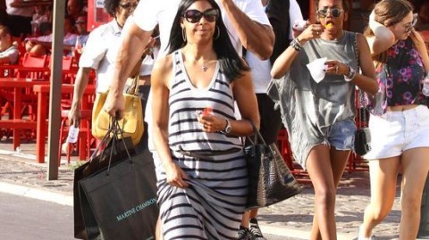 六十四岁魔术师巴黎街头放飞自我！当众抠牙一点不含糊，当跟班给老婆提包满脸宠溺