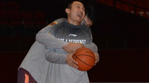 山东男篮核心缺席众将挑大梁，王汝恒潘宁训练场“基情”四射