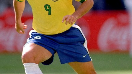 2002世界杯中国0-4巴西：4巨星齐破门，肇俊哲中柱成永恒遗憾