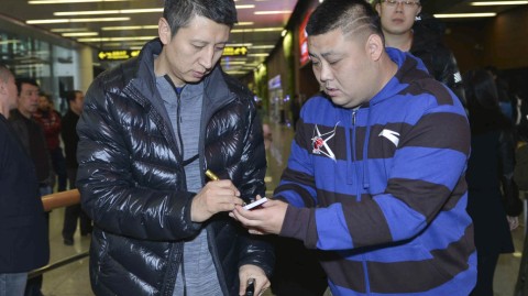 辽篮寒冬送暖：赛前赛后，那些与球迷相映生辉的温情瞬间